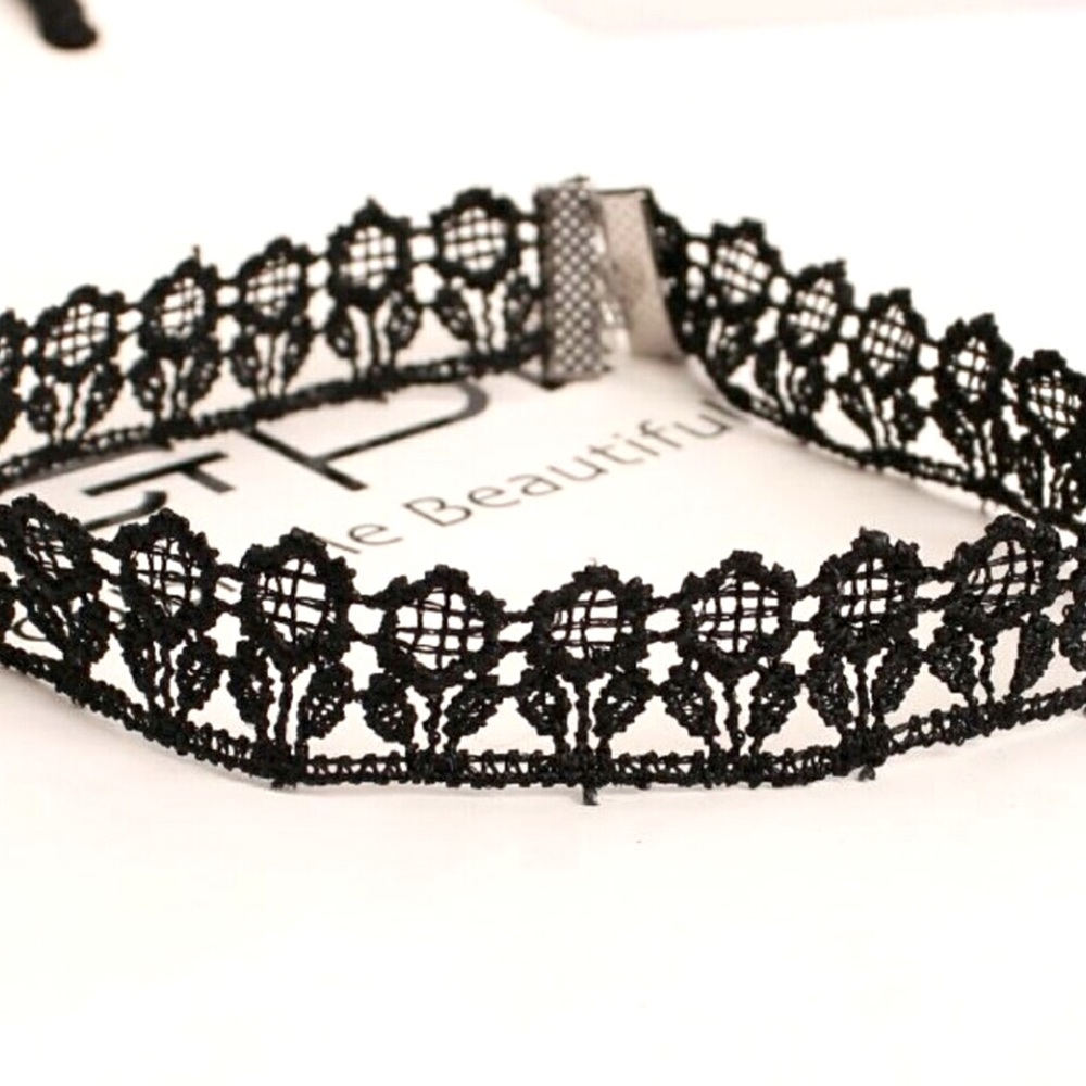 Bella Lace pattern black chocker